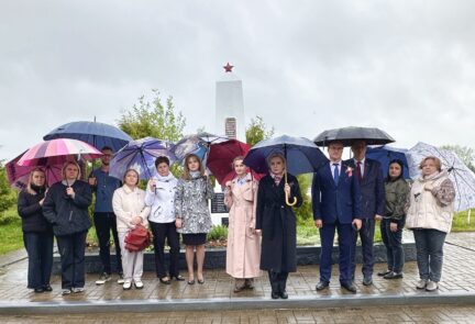 Коллектив РНПЦ медицинской экспертизы и реабилитации возлагает цветы к памятнику воинам и партизанам в Ракове.